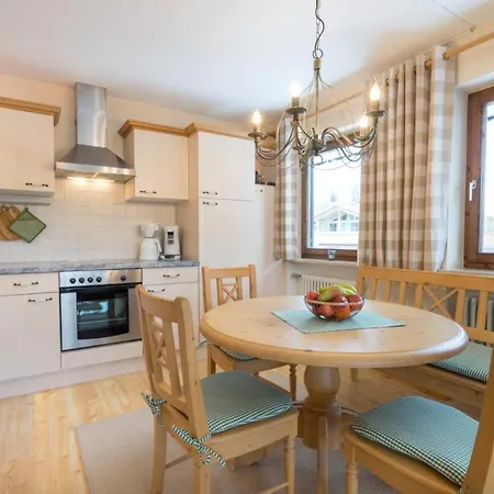 Appartement Wintertraum Im Allgau Alpine Und Deluxe Sonnenwinkel, 4 Sterne Klassifiziert, Wlan Gratis, Grosser Balkon Mit Bergsicht, Ruhig Und Doch Zentral Gelegen, Neu Renovierte Ferienwohnung Mit Separaten Schlafzimmer, Brotchenservice, Hunde Auf Anfrage, Park